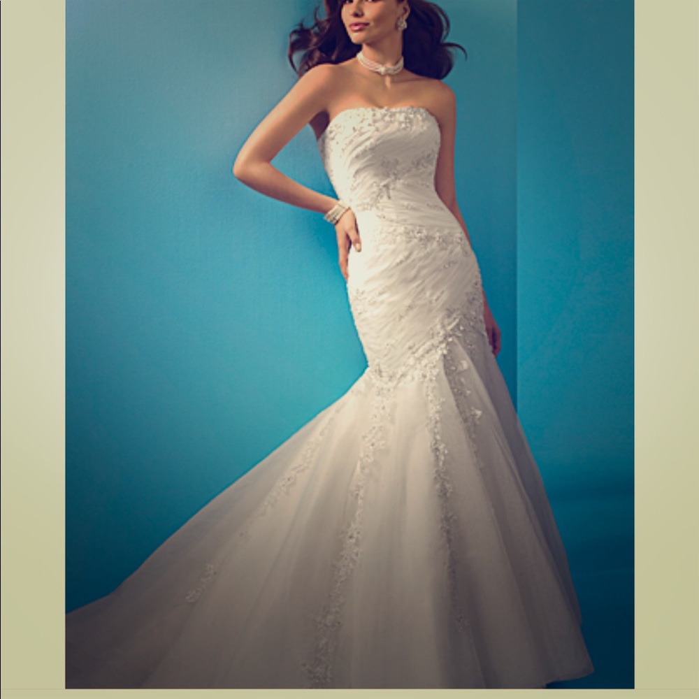 New, Gorgeous Women’s Unaltered Lace Floral Mermaid Wedding Gown